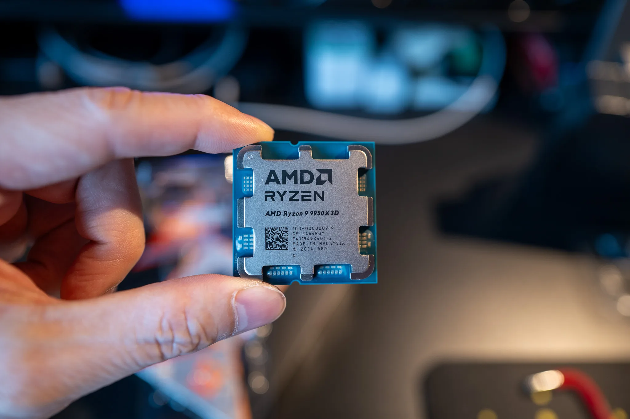 Seperti pendahulunya, Ryzen 7 9800X3D, Ryzen 9 9950X3D hadir dengan perubahan arsitektur krusial yang meningkatkan kinerjanya. Gambar: HWZ
