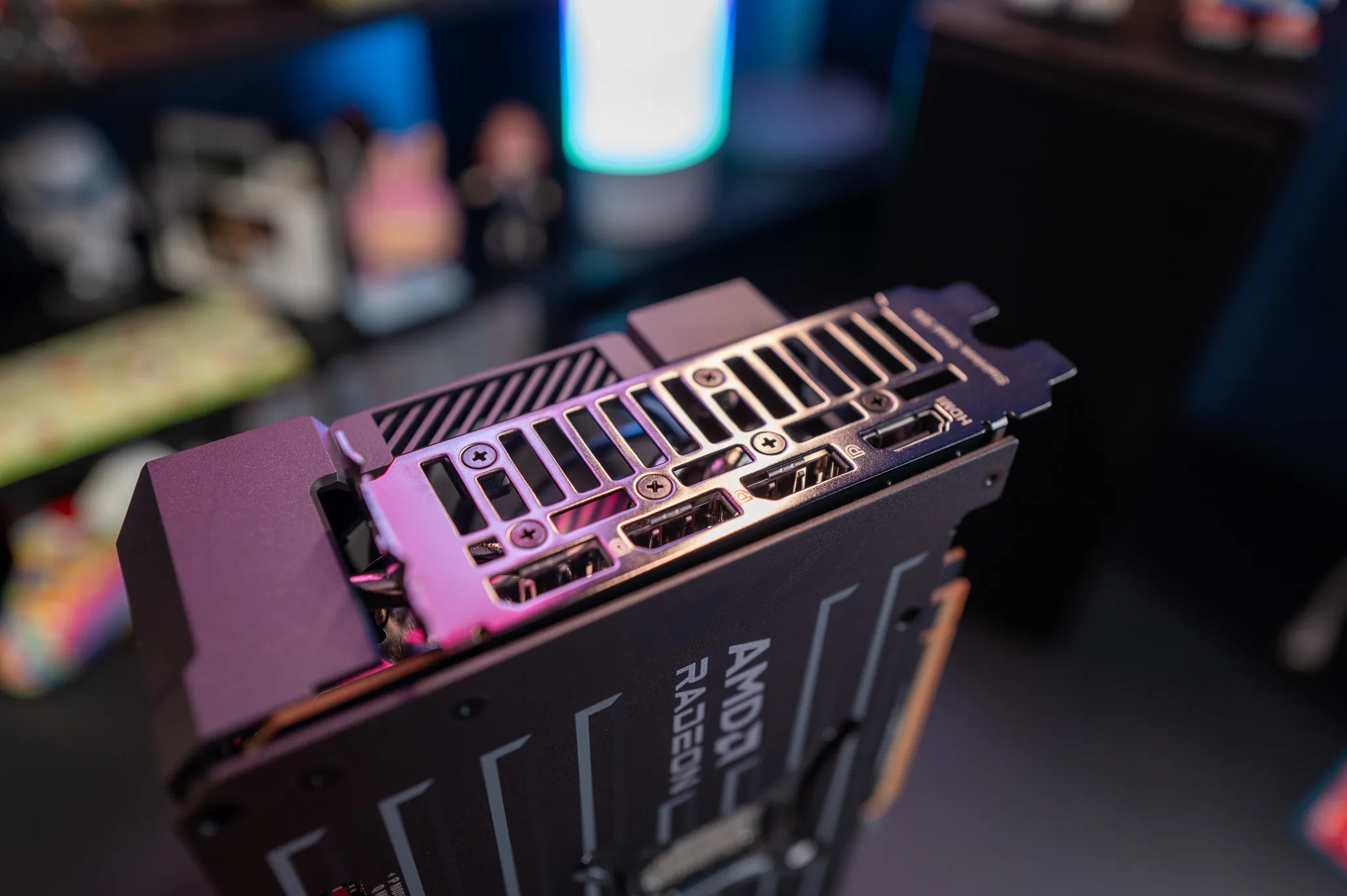 TUF Gaming Radeon RX 9070 XT OC Edition memiliki ukuran yang cukup besar. Foto: HWZ.