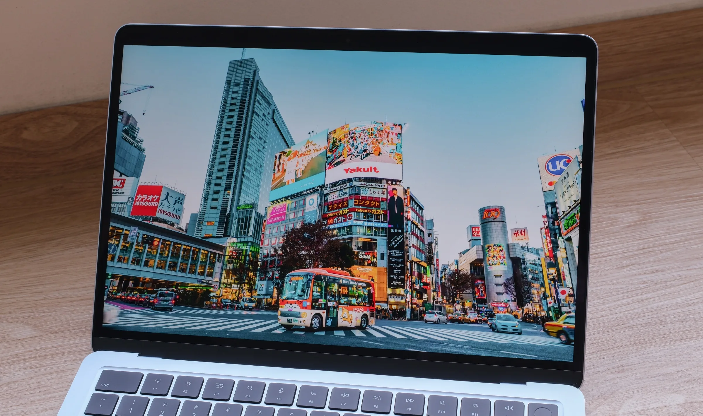 Layarnya masih terlihat baik, meski desainnya mulai kurang kompetitif dibanding laptop modern. Foto: HWZ