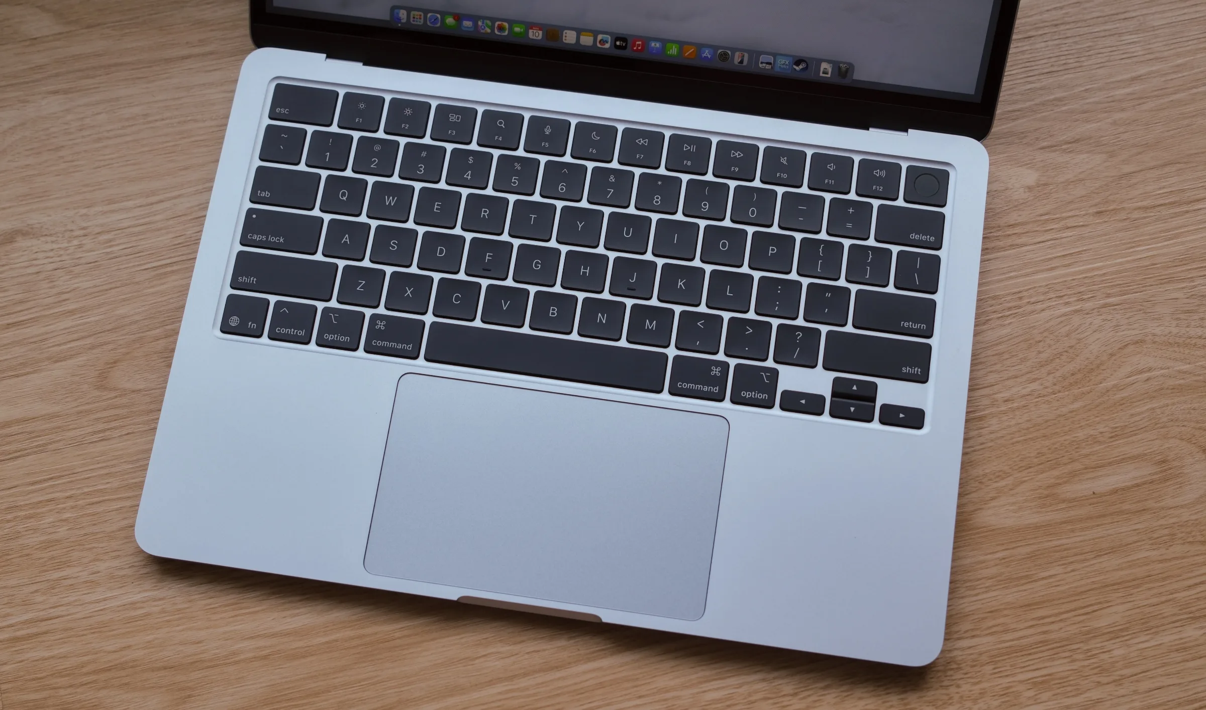 Keyboard dan trackpad MacBook Air tidak mengalami perubahan — tetap responsif dan nyaman digunakan. Foto: HWZ