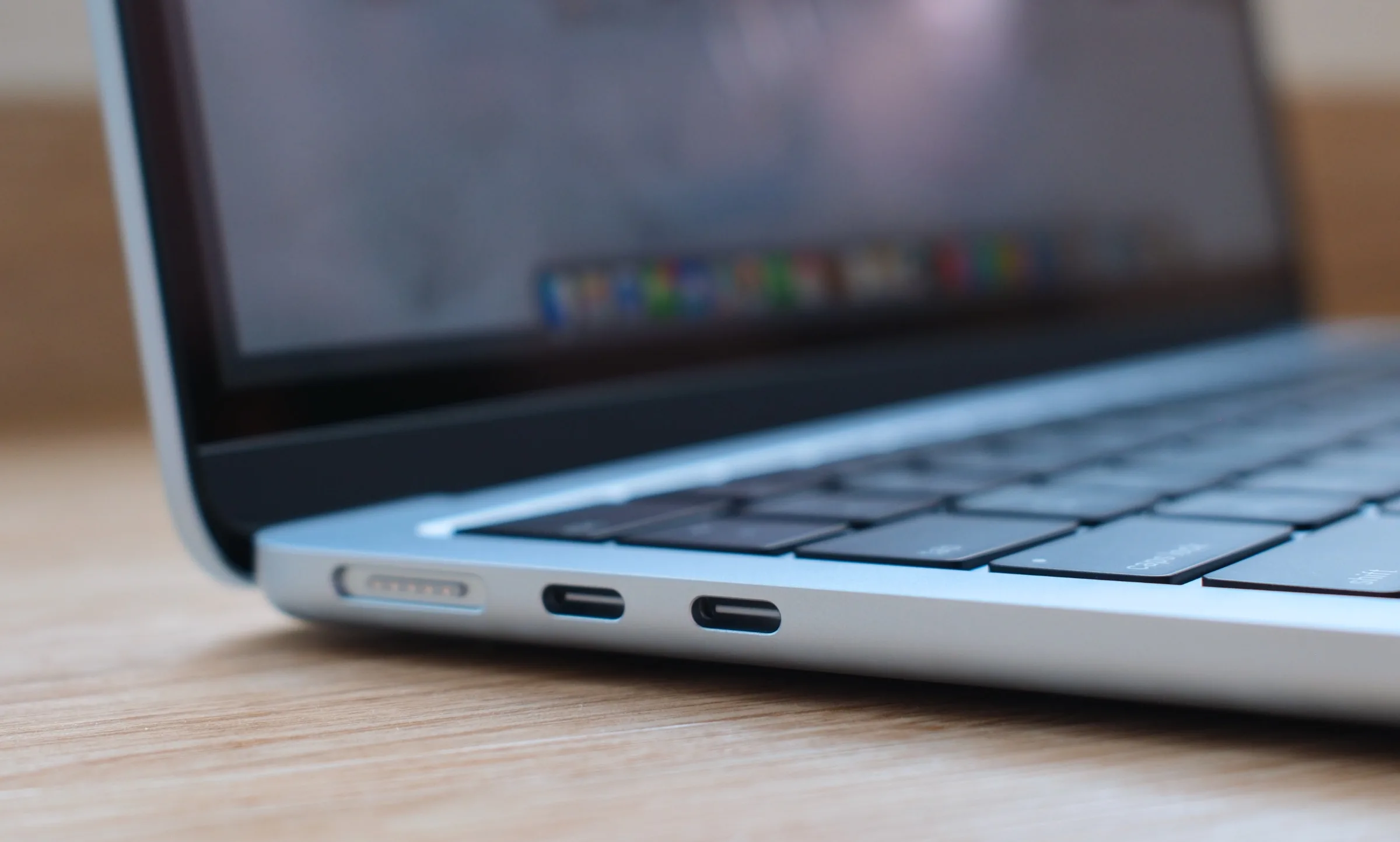 Dua port USB-C pada MacBook Air kini telah mendukung Thunderbolt 4. Foto: HWZ
