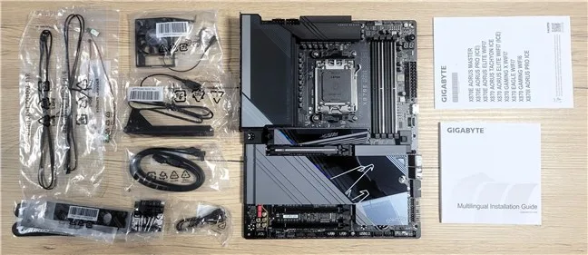 Motherboard dilengkapi dengan banyak aksesoris