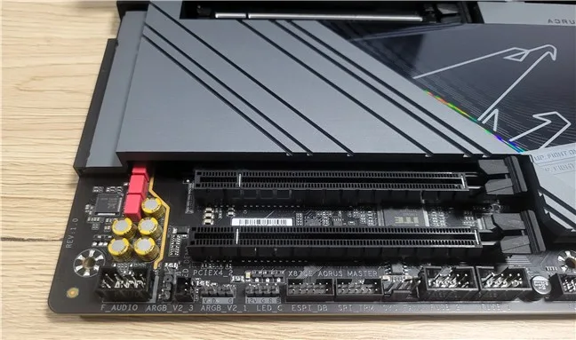 Ada banyak sekali header dan sensor di motherboard