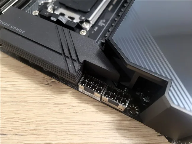 Dua konektor daya 8-pin menyalurkan listrik ke CPU