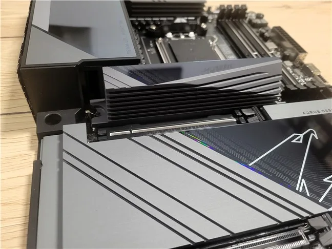 Papan ini dilengkapi dengan 3 slot PCIe 5 M.2 dan 1 slot PCIe 4 M.2