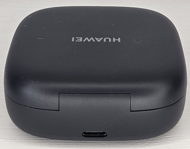 Casing pengisi daya memiliki port USB-C di bagian belakang