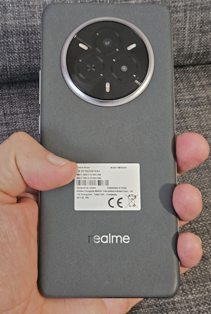 Bagian belakang Realme 14 Pro terasa halus