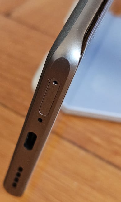 Baki SIM ada di bagian bawah Realme 14 Pro