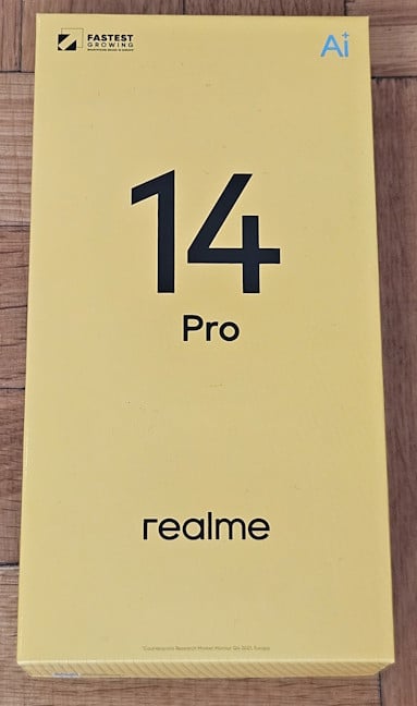 Realme 14 Pro hadir dalam balutan kardus warna kuning